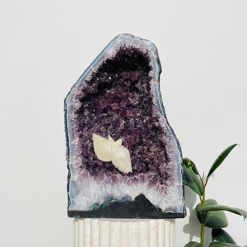 Amethyst Geodes: Nature's Hidden Cathedrals of Purple Tranquility