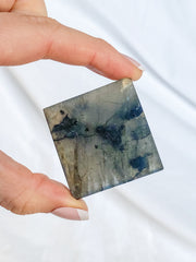 Labradorite Pyramid | Medium